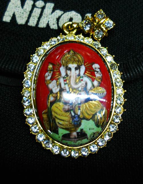 ล็อกเก็ตสีแขวน พระพิฆเนศ ขนาด 1นิ้วครึ่ง ล้อมกรอบอย่างดี สวยมั๊กๆพร้อมใช้ครับ 