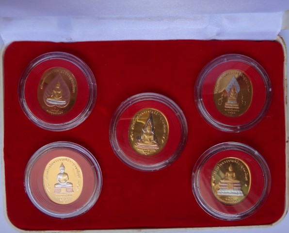 เหรียญรัชกาลที่ 9 หลังพระพุทธปัญจภาคีครบชุด 5 เหรียญ ชุบ 3 กษัตริย์ เคาะเดียว
