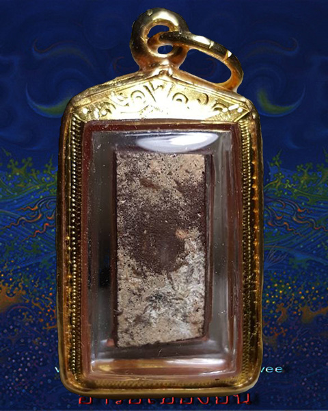 พระแผงนาดูน ตัดเดี่ยว พิมพ์นาคปรก  เนื้อหินมะขามเปียก เข็มๆ   นิยม เลี่ยมทองพร้อมใช้  