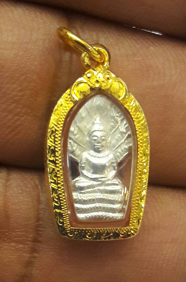 พระปรกใบมะขามหลวงพ่อคูณ รุ่น เสาร์ 5 คูณพันล้าน ปี 37 เนื้อเงิน พร้อมเลี่ยมทองแท้ๆ (G65%)
