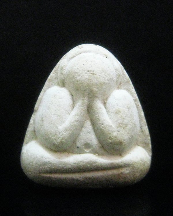 พระปิดตาเนื้อผงรุ่นแรก (พิมพ์ซาวด์อเบาท์ ) หลวงปู่หมุน ฐีตสีโล 2542