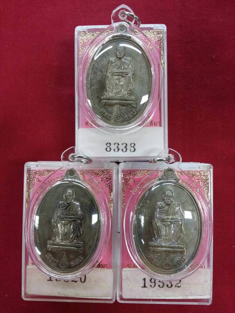 จัดมาเป็นชุด ๓ เหรียญหลวงพ่อคูณ รุ่นกำนันน้อย เนื้อนวะ ปี๓๗ สวยเดิมๆครับ