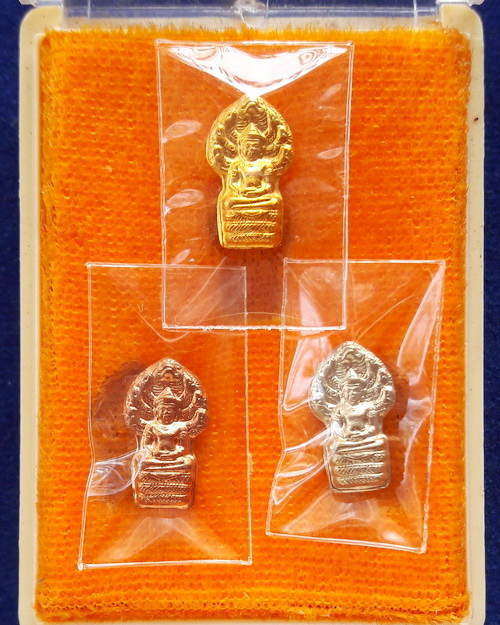 เหรียญปรกใบมะขาม หลวงพ่อพูล วัดไผ่ล้อม รุ่นพูลสุข ปี2544 ชุด 3 กษัตริย์