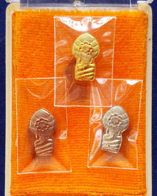 เหรียญปรกใบมะขาม หลวงพ่อพูล วัดไผ่ล้อม รุ่นพูลสุข ปี2544 ชุด 3 กษัตริย์