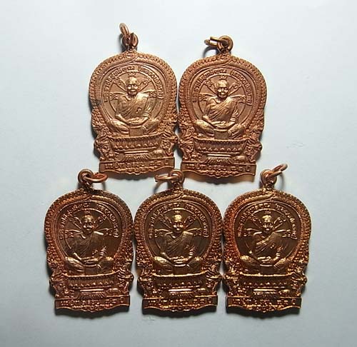 5 องค์ (250 บาท) เหรียญนั่งพาน หลวงพ่อเกตุ วัดเกาะหลัก พ.ศ.2537 เนื้อทองแดงผิวไฟ *** 1