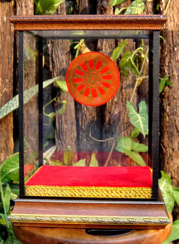 กล่องใส่พระโชว์ กว้าง 7.5 นิ้ว X ยาว 9.0 นิ้ว X สูง 12.0 นิ้ว ทรงสี่เหลี่ยม ส่ง EMS หมายเหตุ : ขนาด 