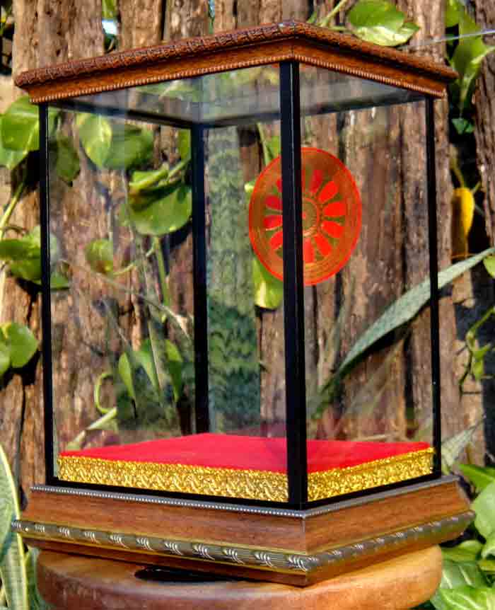 กล่องใส่พระโชว์ กว้าง 7.5 นิ้ว X ยาว 9.0 นิ้ว X สูง 12.0 นิ้ว ทรงสี่เหลี่ยม ส่ง EMS หมายเหตุ : ขนาด 