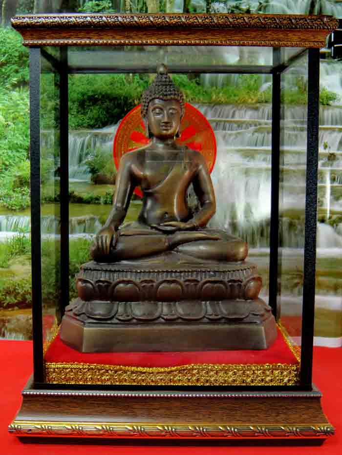 กล่องใส่พระโชว์ กว้าง 7.5 นิ้ว X ยาว 9.0 นิ้ว X สูง 12.0 นิ้ว ทรงสี่เหลี่ยม ส่ง EMS หมายเหตุ : ขนาด 