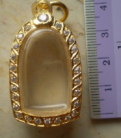 ตลับเงินล้อมเพชร  ชุบทองแท้ ใส่พระคงเนื้อดิน  เคาะเดียว 