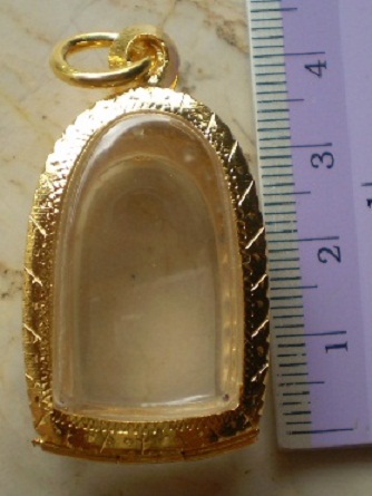 ตลับเงินล้อมเพชร  ชุบทองแท้ ใส่พระคงเนื้อดิน  เคาะเดียว 