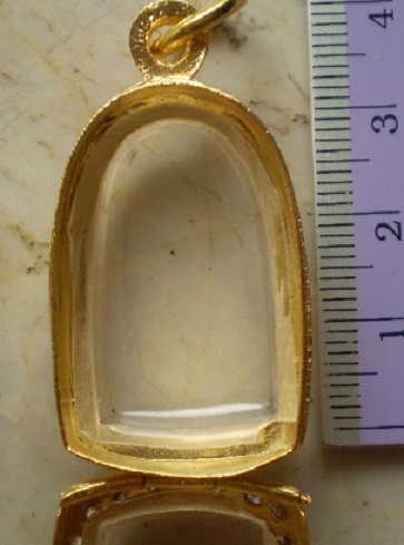 ตลับเงินล้อมเพชร  ชุบทองแท้ ใส่พระคงเนื้อดิน  เคาะเดียว 