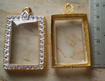 ตลับไมครอน  ล้อมเพชร  ใส่พระสมเด็จ   เคาะเดียว 