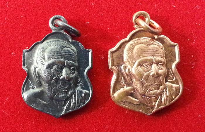 **เหรียญอาร์มเล็ก เนื้อทองแดงรมมันปู+เนื้อทองแดงจ่าเงา  ลายมือมหาเศรษฐี จำนวน 2 เหรียญ 