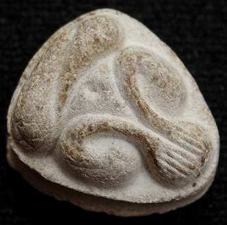 พระปิดตามหาเสน่ห์ หลังยันต์พุทโธ เนื้อเกสรนวลๆ 