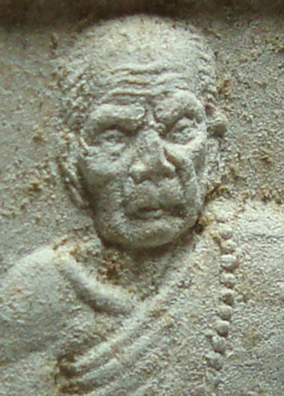 พระผงรูปเหมือนนั่งตั่ง หลวงปู่หมุน ฐิตสีโล วัดป่าหนองหล่ม 2542