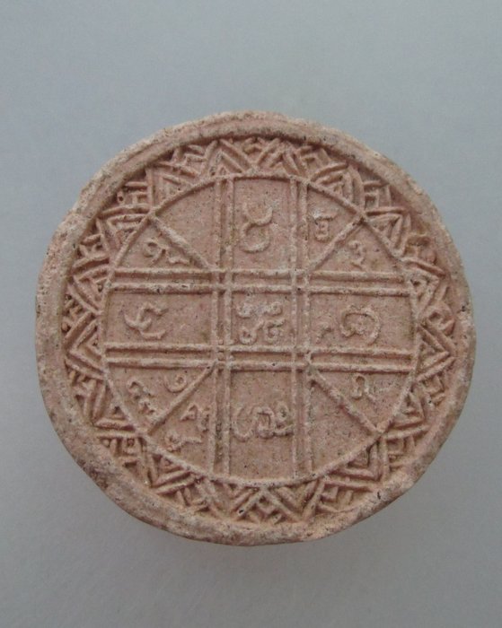 พระผงจันทร์ลอยหลวงพ่อเกษม เขมโก ติดจีวร