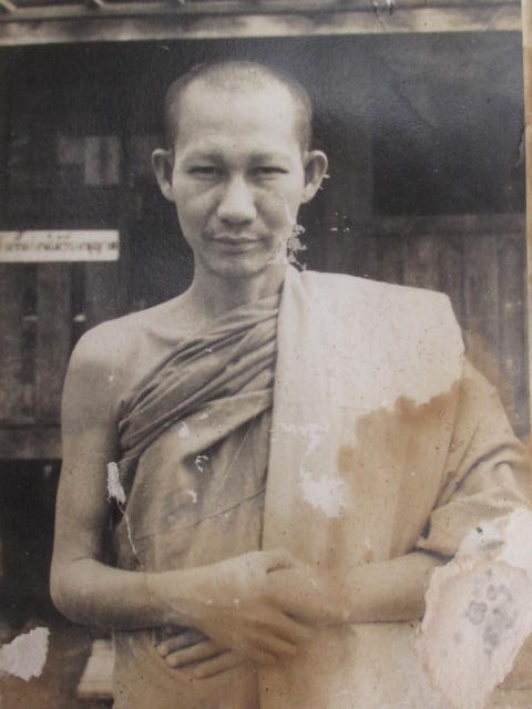 หลวงพ่อเกษม เขมโก จ.ลำปาง หลังภปร ปี 2523 รุ่นพิเศษ พิมพ์ใหญ่ ตอกโค๊ดนะลึก ๆ ......ผิวสวย