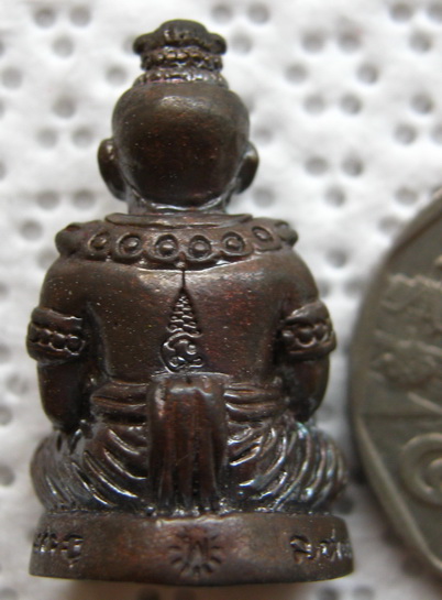 กุมารทองขุมสมบัติ หลวงพ่อเพี้ยน วัดเกริ่นกฐิน จ ลพบุรี เนื้อทองแดงรมดำ ฐานอุดผง ปี2554 โค้ดและหมายเล