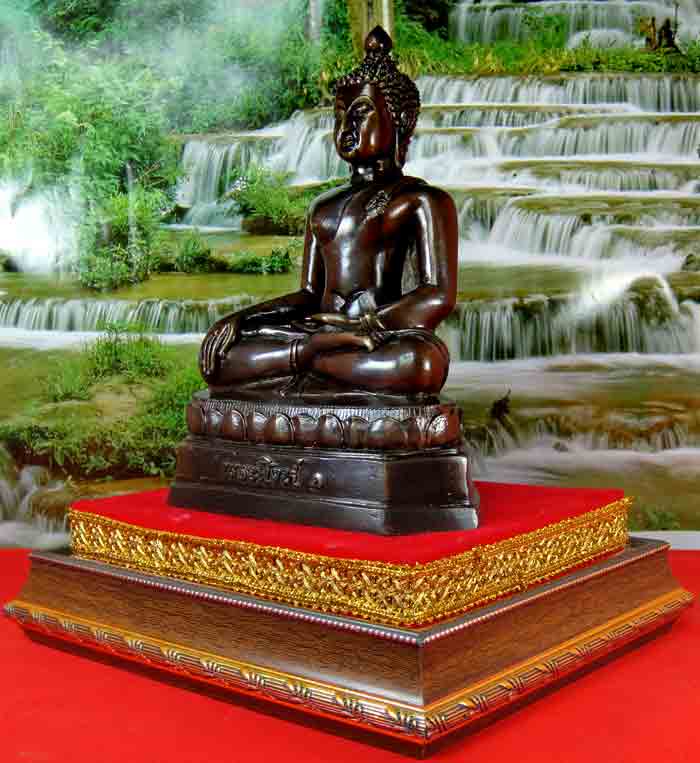 พระพุทธรูป พิมพ์เชียงแสน ( สิงห์ ๑ ) เนื้อโลหะ หน้าตัก 5 นิ้ว ใต้ฐานอุดแผ่นยันต์ ขนาดความสูง 8.5 นิ้