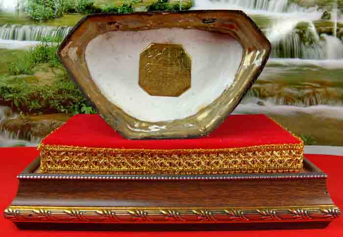 พระพุทธรูป พิมพ์เชียงแสน ( สิงห์ ๑ ) เนื้อโลหะ หน้าตัก 5 นิ้ว ใต้ฐานอุดแผ่นยันต์ ขนาดความสูง 8.5 นิ้