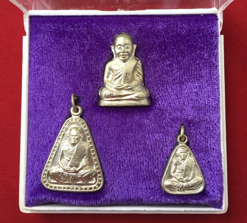 หลวงพ่อเงิน วัดบางคลาน รุ่นเพิรธ์ 1 ชุด มี 3 องค์ ปี2537ตอกโค๊ด เนื้ออัลปาก้า พร้อมกล่อง สวยๆครับ