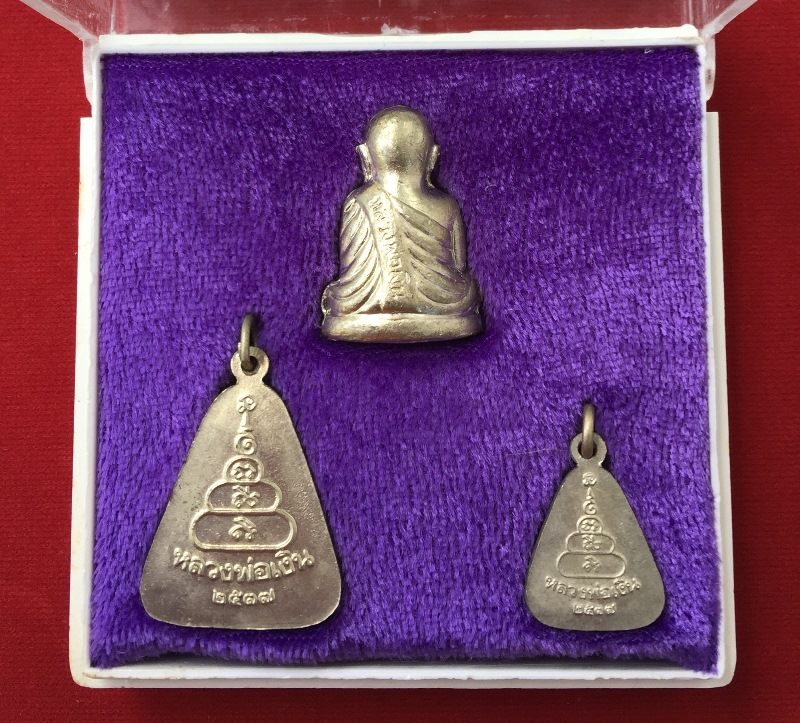 หลวงพ่อเงิน วัดบางคลาน รุ่นเพิรธ์ 1 ชุด มี 3 องค์ ปี2537ตอกโค๊ด เนื้ออัลปาก้า พร้อมกล่อง สวยๆครับ