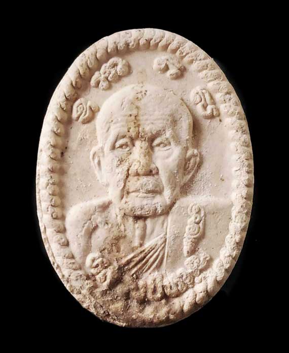 พระผงยันต์ดวงเศรษฐี หลวงปู่หมุน ปี43 *เกษาโผล่ยาวๆ* สภาพสวย จมูกโด่ง คม ชัด แก่มวลสาร