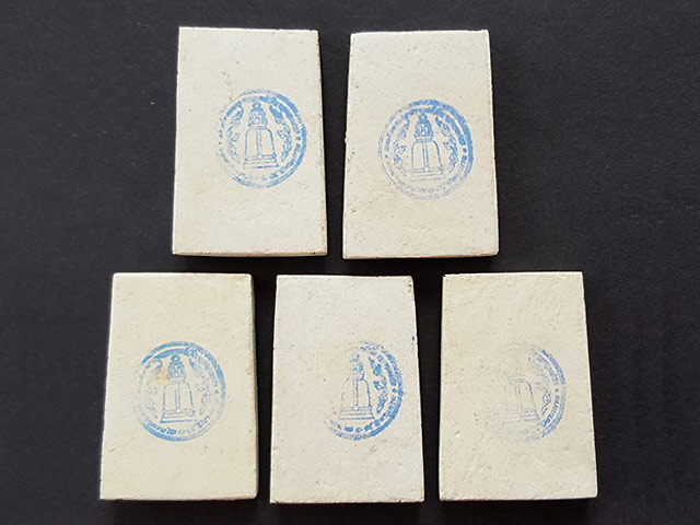 ***พระสมเด็จวัดระฆัง รุ่น 214 เกิด(โต พรหมรังสี) พิมพ์ใหญ่ทรงนิยม เกศทะลุซุ้ม ปี 2545***ชุด 5 องค์