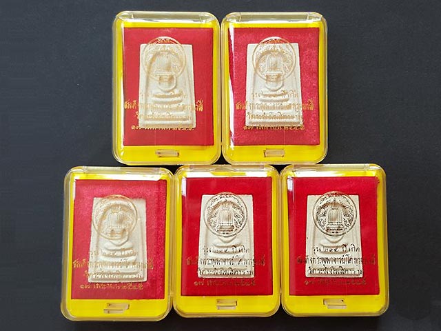 ***พระสมเด็จวัดระฆัง รุ่น 214 เกิด(โต พรหมรังสี) พิมพ์ใหญ่ทรงนิยม เกศทะลุซุ้ม ปี 2545***ชุด 5 องค์