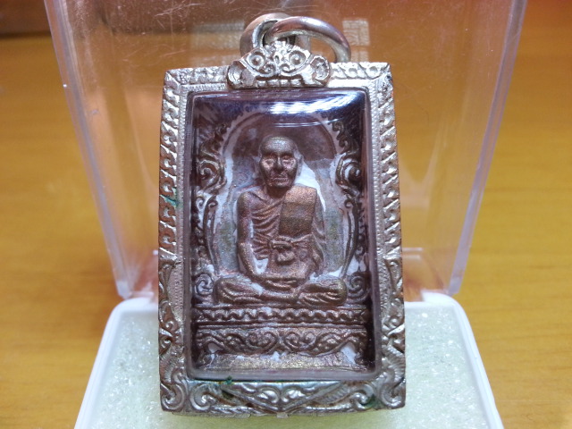 เหรียญหล่อซุ้มกนก ลพ.คง วัดวังสรรพรส เนื้อทองแดงปี24ตลับเงินพร้อมใช้.