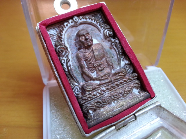 เหรียญหล่อซุ้มกนก ลพ.คง วัดวังสรรพรส เนื้อทองแดงปี24ตลับเงินพร้อมใช้.