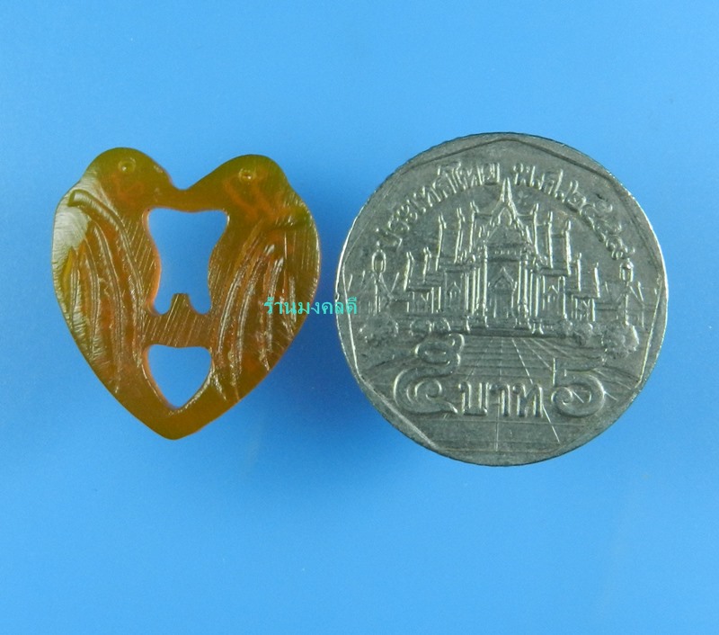 นกสาริกาคู่ แกะจากเขาควายสีน้ำผึ้ง หลวงพ่อสิน วัดละหารใหญ่ จ.ระยอง (สภาพสวยมาก) S_12