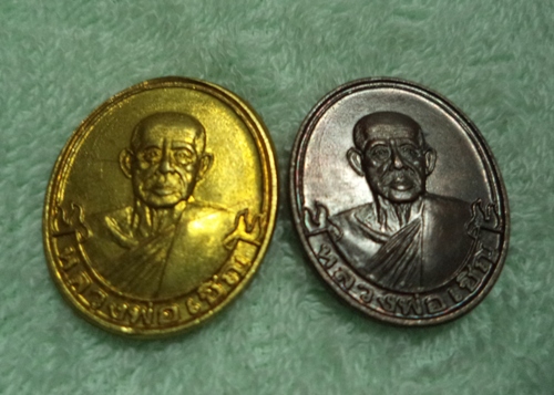 เหรียญโบว์ 2 เนื้อ หลวงพ่อเชิญ วัดโคกทองอยุธยา ปี35 ..เชิญคร้าบบบบ**
