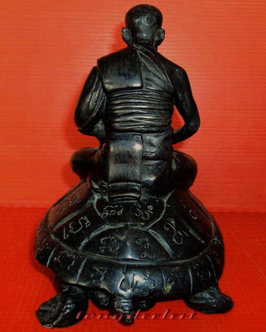 รูปเหมือนบูชาหลวงปู่หลิวนั่งเต่า รุ่นแรก เสาร์ 5 วัดไร่แตงทอง ปี 2535 หายาก สวยสมบูรณ์มากค่ะ