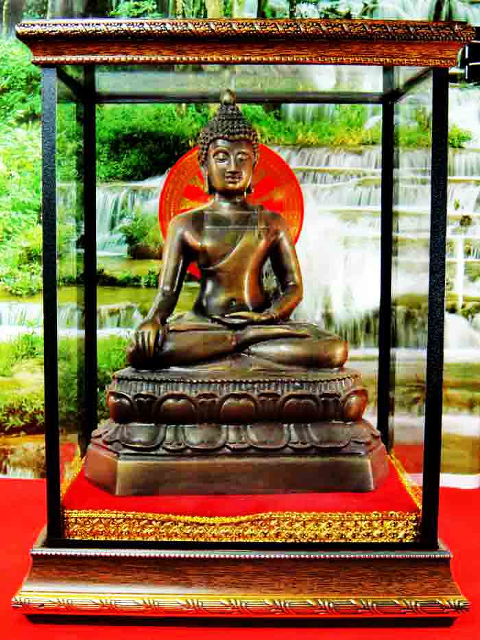 กล่องใส่พระโชว์ ขนาฐานวางพระ กว้าง 6.5 นิ้ว X ยาว 8.0 นิ้ว X สูง 10.0 นิ้ว ทรงสี่เหลี่ยม ส่ง EMS รับ