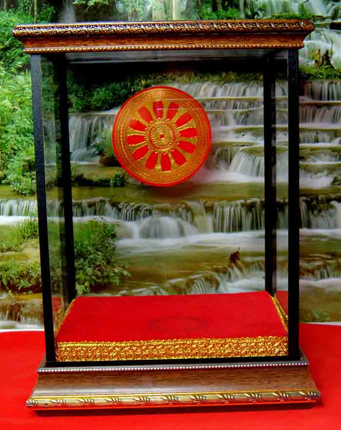 กล่องใส่พระโชว์ ขนาฐานวางพระ กว้าง 9.0 นิ้ว X ยาว 11.0 นิ้ว X สูง 14.0 นิ้ว ทรงสี่เหลี่ยม ส่ง EMS รั