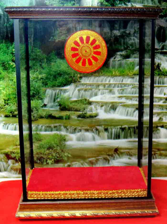 กล่องใส่พระโชว์ ขนาดฐานวางพระ กว้าง 6.0 นิ้ว X ยาว 10.0 นิ้ว X สูง 14.0 นิ้ว ทรงสี่เหลี่ยม ส่ง EMS ร