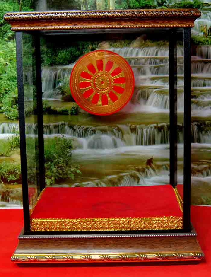 กล่องใส่พระโชว์ ขนาดฐานวางพระ กว้าง 8.5 นิ้ว X ยาว 11.5 นิ้ว X สูง 14.0 นิ้ว ทรงสี่เหลี่ยม ส่ง EMS ร