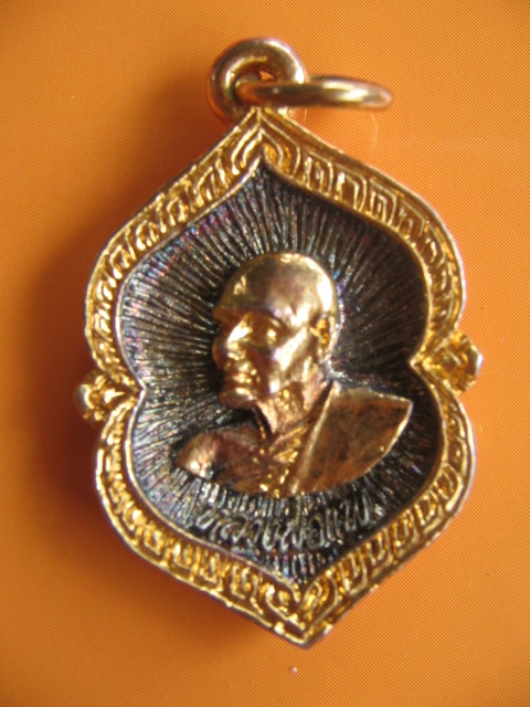 เหรียญหล่อ หลวงพ่อแพ วัดพิกุลทอง สิงห์บุรี เนื้อกะไหล่เงินและทอง สวยครับ