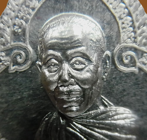 เหรียญหยดน้ำ เนื้อเงิน รุ่นแรก หมายเลข ๘๑๕ ปี ๒๕๕๔ หลวงปู่บัว วัดศรีบูรพาราม จ.ตราด