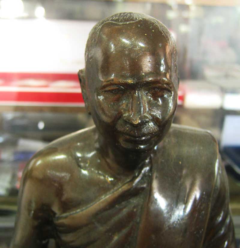 รูปหล่อบูชา 5 นิ้ว ปี 2549 ติดเหรียญเงินลงยา หลวงปู่นาค วัดหัวหิน 