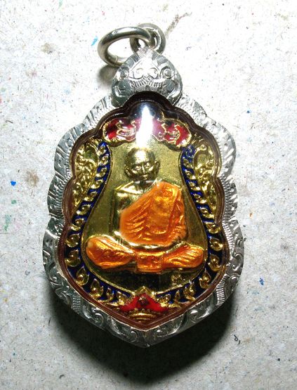 เหรียญเสมา 4 โค๊ต  รุ่นมงคลศิลาฤกษ์ ปี 2537 เลี่ยมพร้อมใช้เคาะเดียว