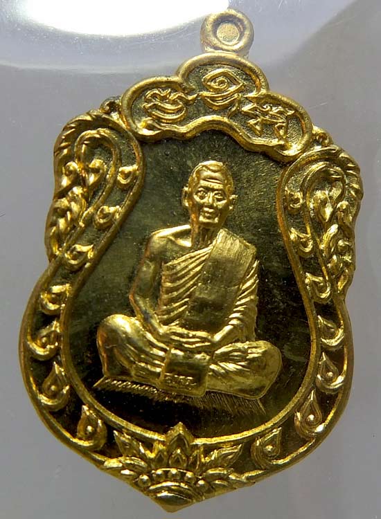 ** ...เหรียญเสมาจิ๋ว หลวงพ่อสาคร รุ่นประทานพร เนื้อทองทิพย์  หมายเลข 624 