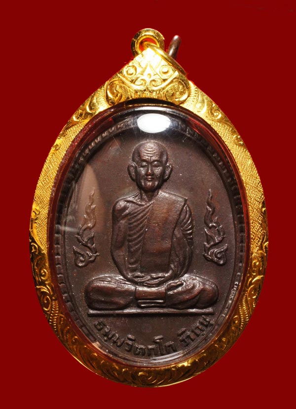 ...เหรียญเจ้าคุณนร วัดเทพศิรินทร์ รุ่นกนกข้าง ปี 20 เนื้อทองแดงรมดำ พร้อมเลี่ยมทองแท้ยกซุ้มหัวสิงห์ส