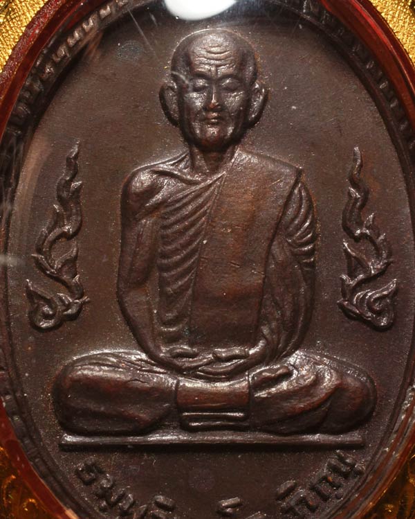 ...เหรียญเจ้าคุณนร วัดเทพศิรินทร์ รุ่นกนกข้าง ปี 20 เนื้อทองแดงรมดำ พร้อมเลี่ยมทองแท้ยกซุ้มหัวสิงห์ส