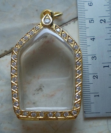 ตลับเงินล้อมเพชร  ชุบทองแท้  แบบหน้ากว้าง  ใส่พระขุนแ ผนพรายกุมารพิมพ์ใหญ่ เคาะเดียว 