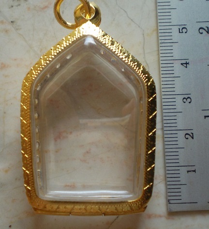 ตลับเงินล้อมเพชร  ชุบทองแท้  แบบหน้ากว้าง  ใส่พระขุนแ ผนพรายกุมารพิมพ์ใหญ่ เคาะเดียว 