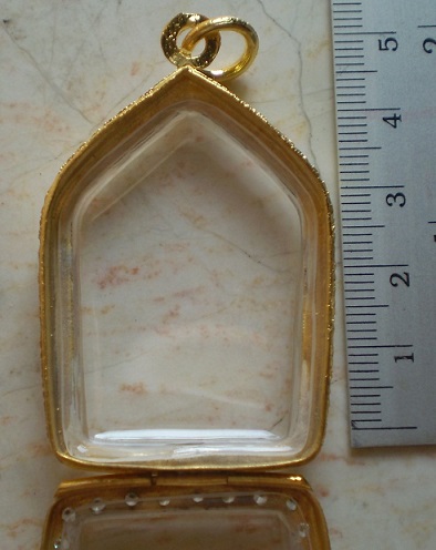 ตลับเงินล้อมเพชร  ชุบทองแท้  แบบหน้ากว้าง  ใส่พระขุนแ ผนพรายกุมารพิมพ์ใหญ่ เคาะเดียว 