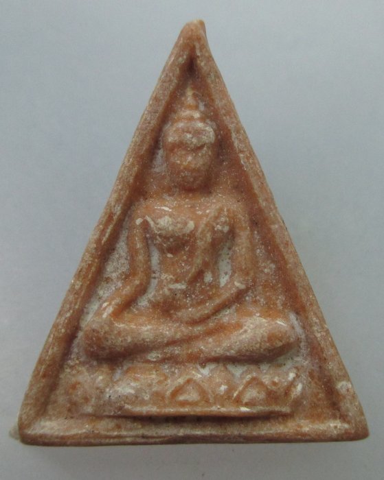 20 B พระนางพญาเนื้อผงน้ำมัน ไม่ทราบทีครับ