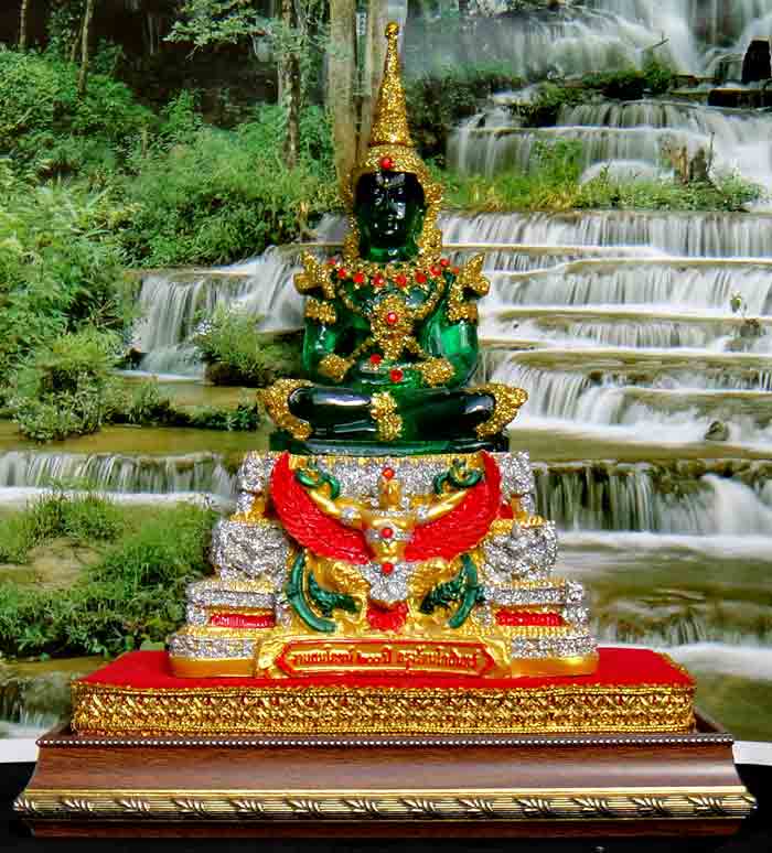 พระแก้วมรกต ทรงเครื่องฤดูร้อน งานพุทธศิลป์ประณีตสวยงามมาก ขนาดหน้าตักกว้าง 4.5 นิ้ว ฐาน 7x4.5 นิ้ว ส